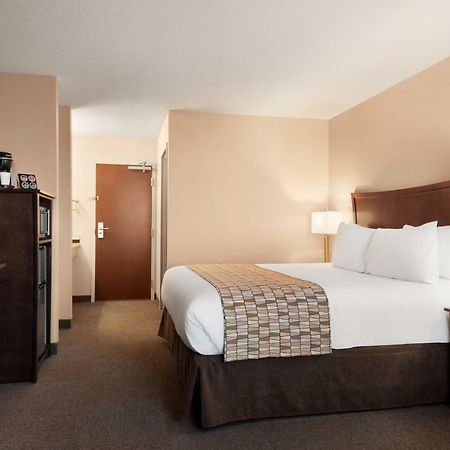 Travelodge By Wyndham Pincher Creek Esterno foto