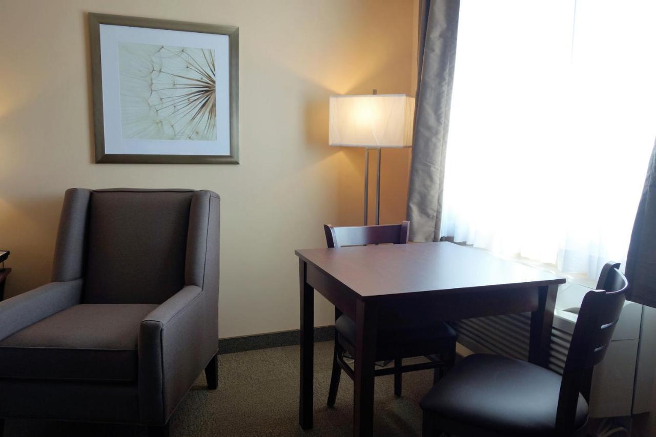 Travelodge By Wyndham Pincher Creek Esterno foto