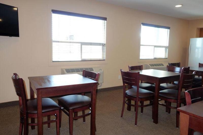 Travelodge By Wyndham Pincher Creek Esterno foto